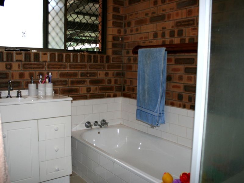 8 Kimba Street, Chapel Hill QLD 4069