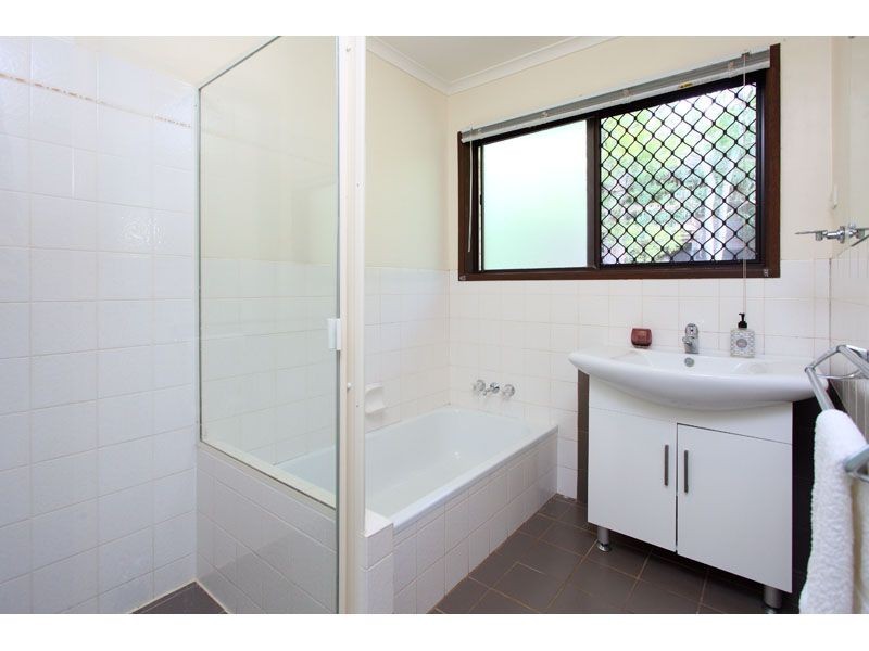 3 Manubar Place, Chapel Hill QLD 4069