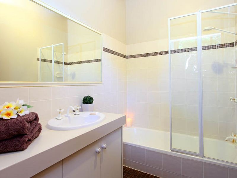 25 Kirkdale Rd, Chapel Hill QLD 4069