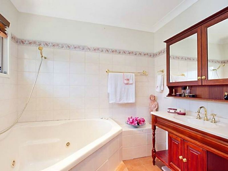 13 Mabb Street, Kenmore QLD 4069