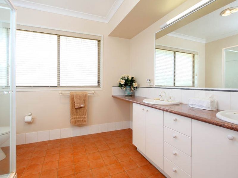 6 Kingfisher Place, Chapel Hill QLD 4069