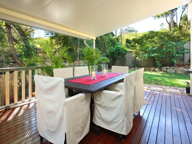 15 Yeoman Street, Chapel Hill QLD 4069