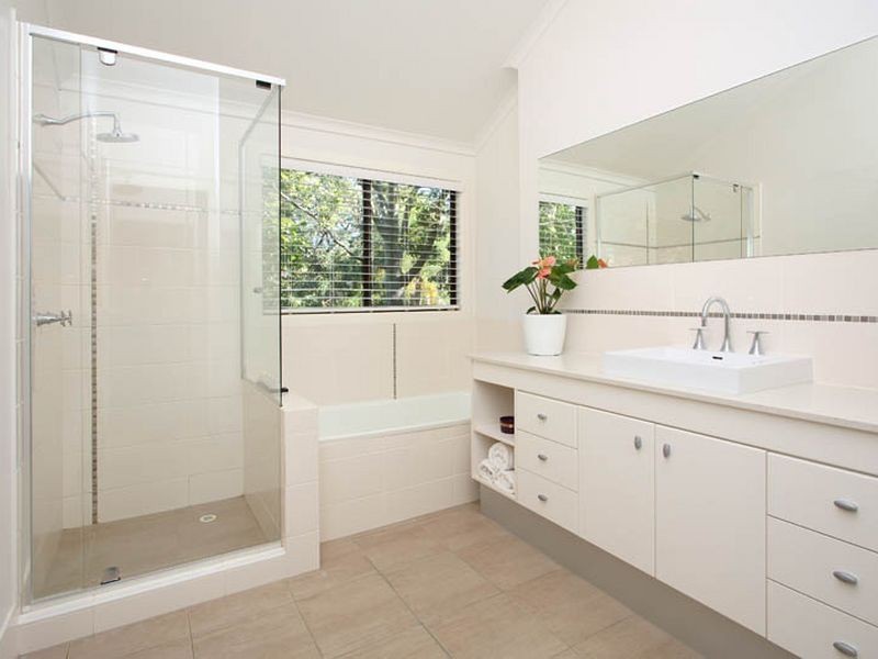 15 Yeoman Street, Chapel Hill QLD 4069