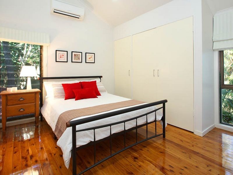 15 Yeoman Street, Chapel Hill QLD 4069