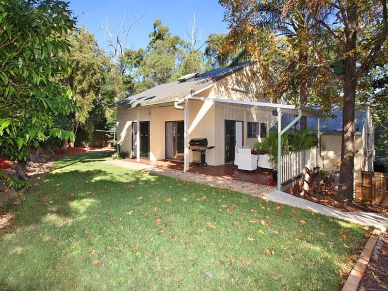 15 Yeoman Street, Chapel Hill QLD 4069
