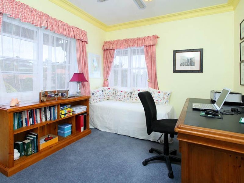 10 Maroa Close, Chapel Hill QLD 4069