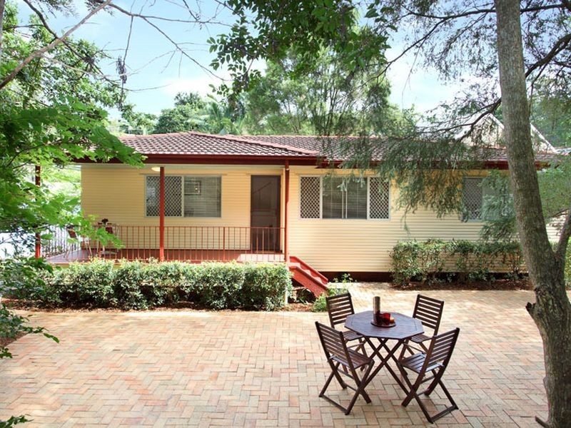 6 Tucker Street, Chapel Hill QLD 4069