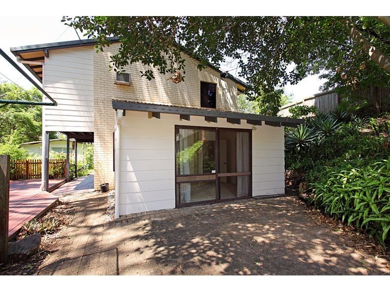 12 Stonehenge Street, Chapel Hill QLD 4069