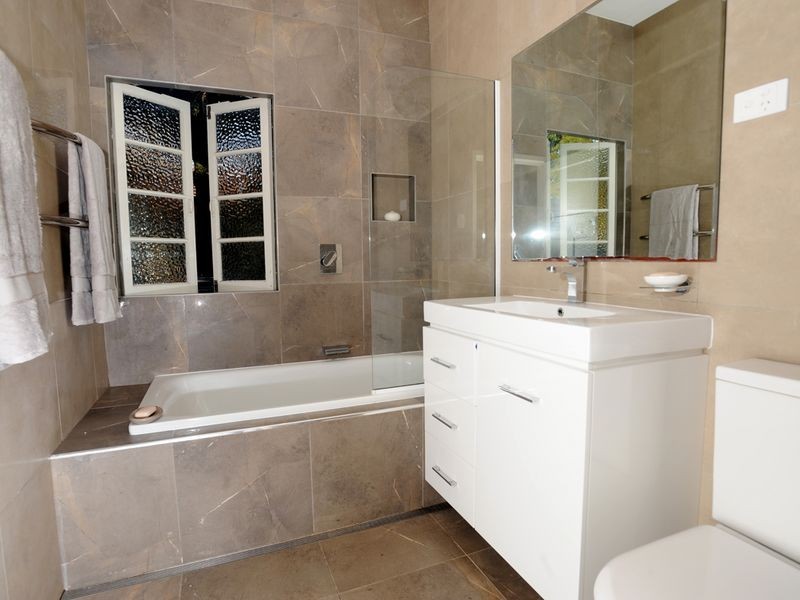 4 Kenmore Rd, Kenmore QLD 4069