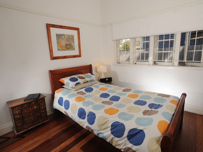 4 Kenmore Rd, Kenmore QLD 4069