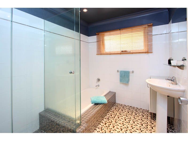 21 Rothesay Street, Kenmore QLD 4069