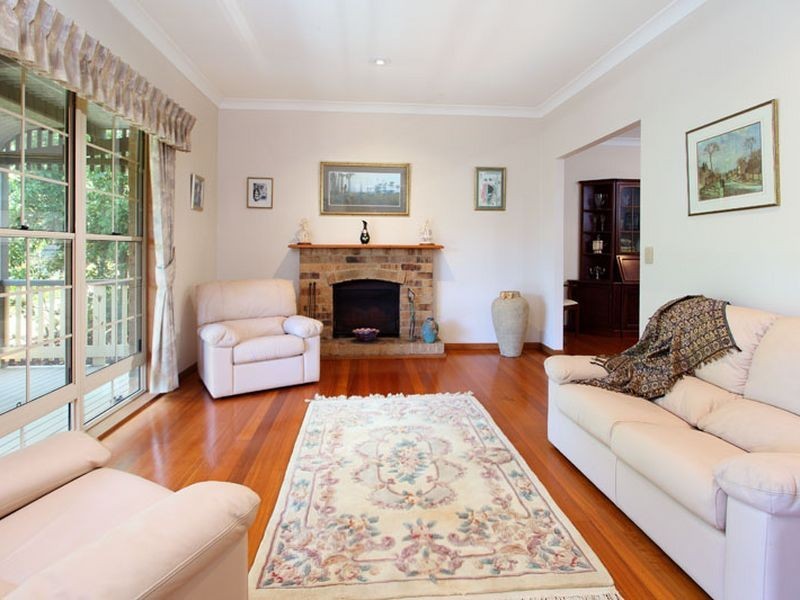 15 Peebles Place, Chapel Hill QLD 4069