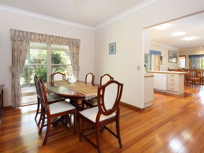 15 Peebles Place, Chapel Hill QLD 4069