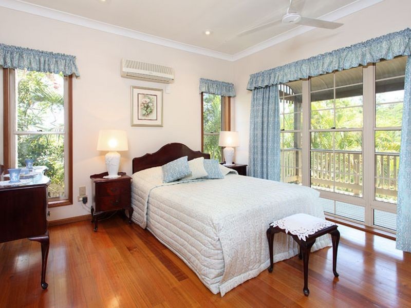 15 Peebles Place, Chapel Hill QLD 4069