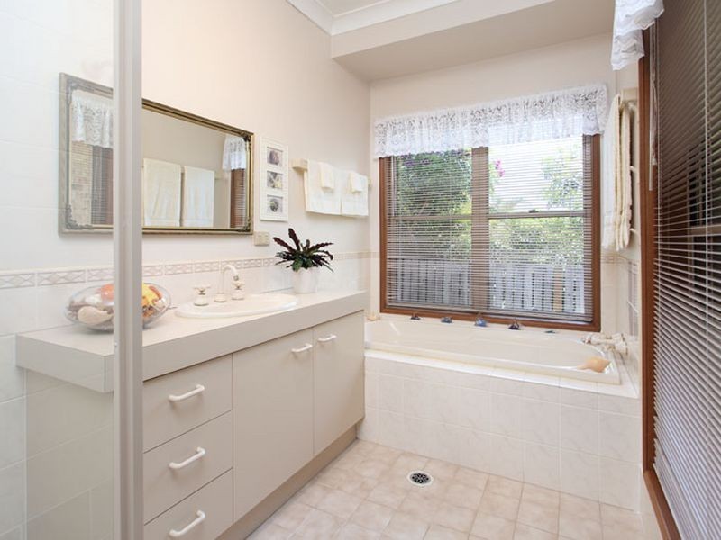 15 Peebles Place, Chapel Hill QLD 4069