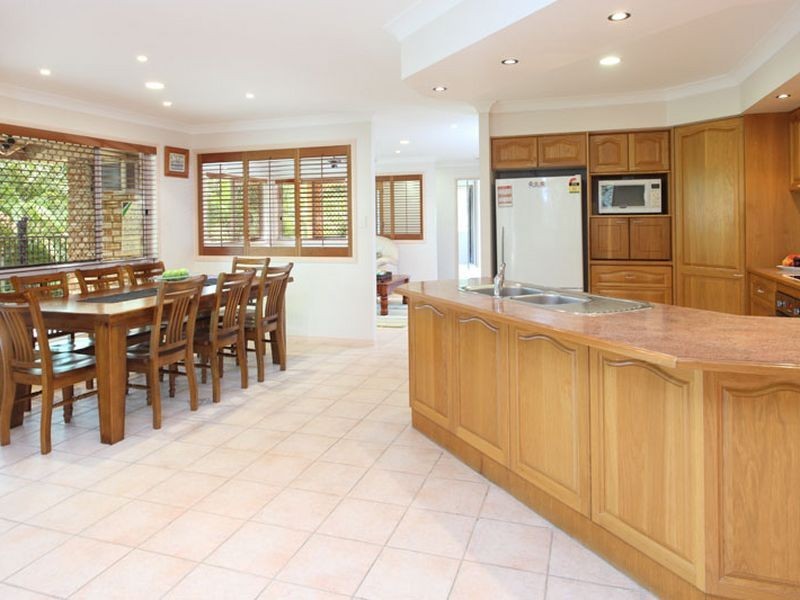 24 Greenford Street, Chapel Hill QLD 4069