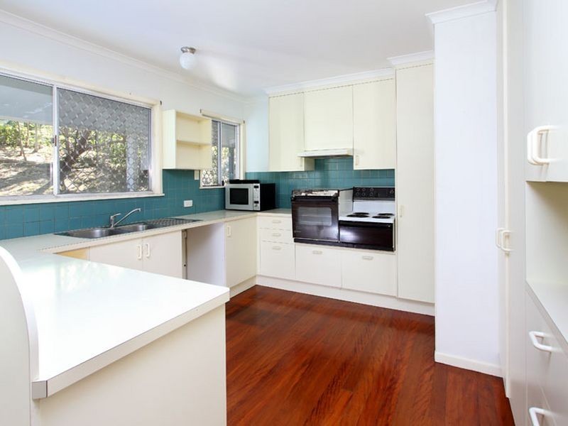 15 Tamarix Street, Chapel Hill QLD 4069