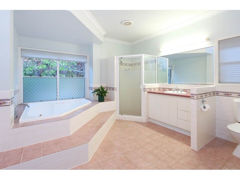 12 Martens Place, Brookfield QLD 4069