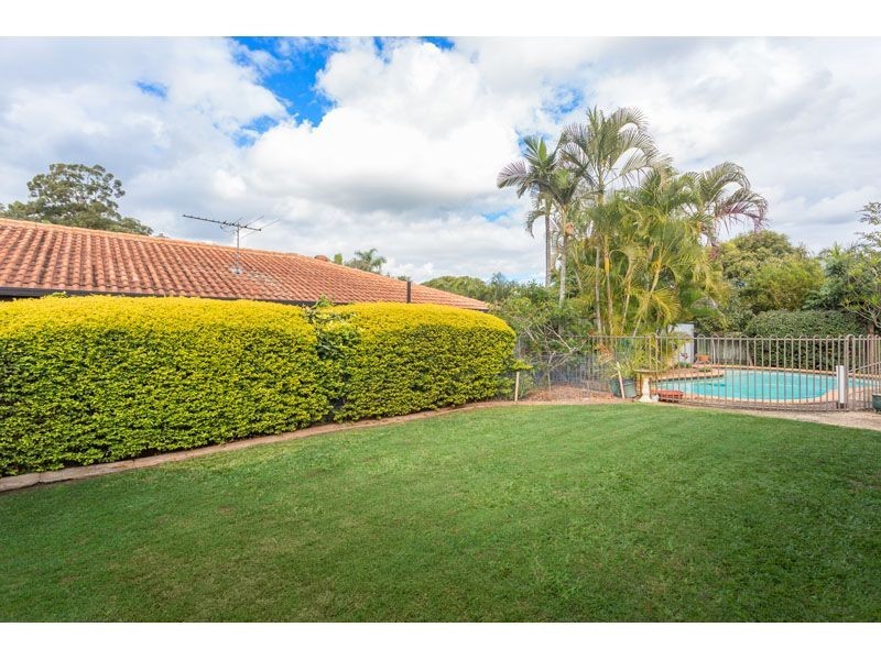 15 Tangmere Street, Chapel Hill QLD 4069