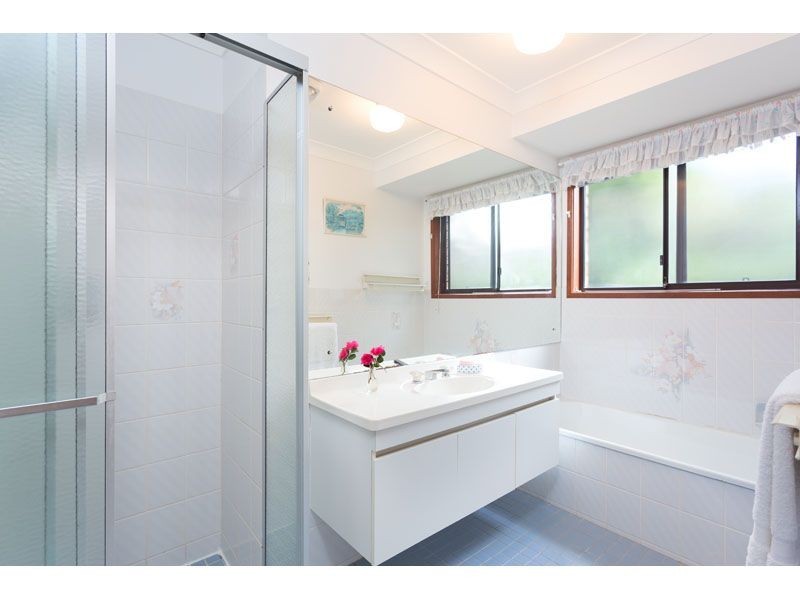 15 Tangmere Street, Chapel Hill QLD 4069