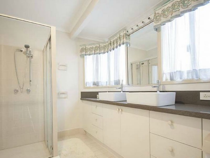 5 Bondel Place, Mount Ommaney QLD 4074