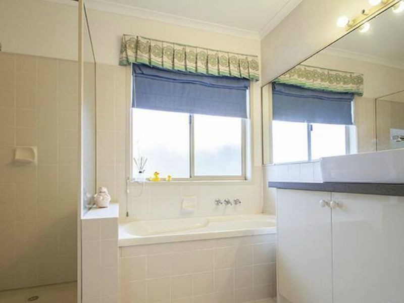 5 Bondel Place, Mount Ommaney QLD 4074