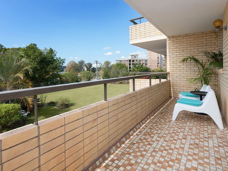 8/36 Jerdanefield Road, St Lucia QLD 4067