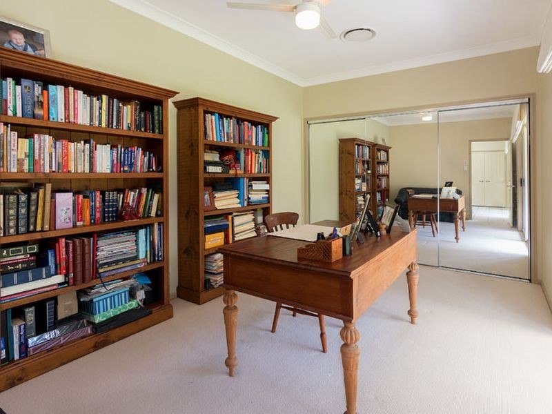 18 Castlereagh Place, Anstead QLD 4070