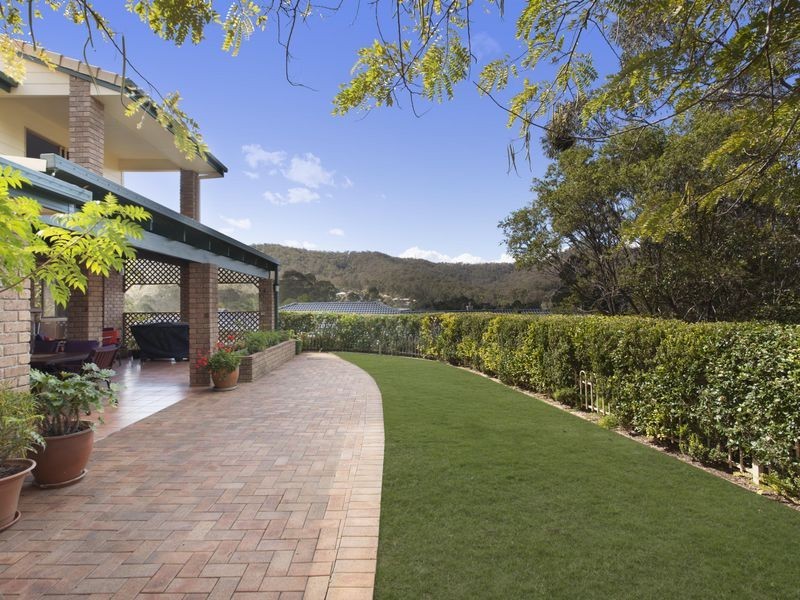 11 Camborne Place, Chapel Hill QLD 4069