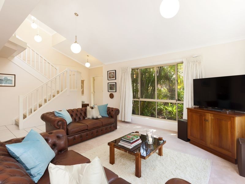 11 Camborne Place, Chapel Hill QLD 4069