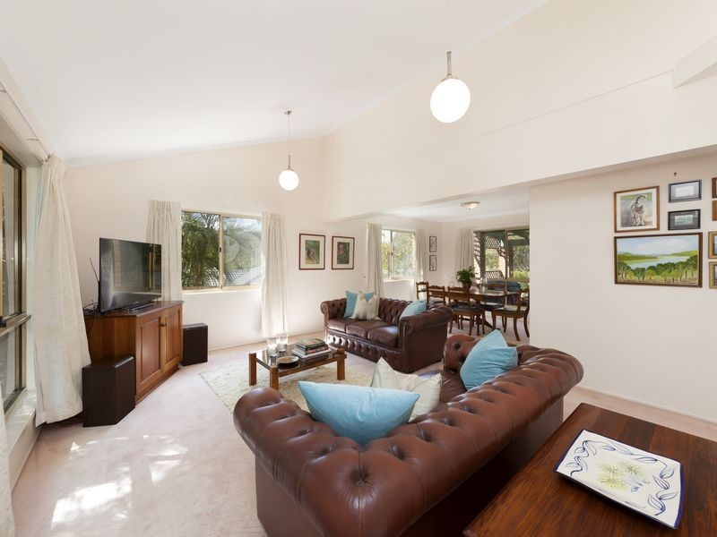 11 Camborne Place, Chapel Hill QLD 4069