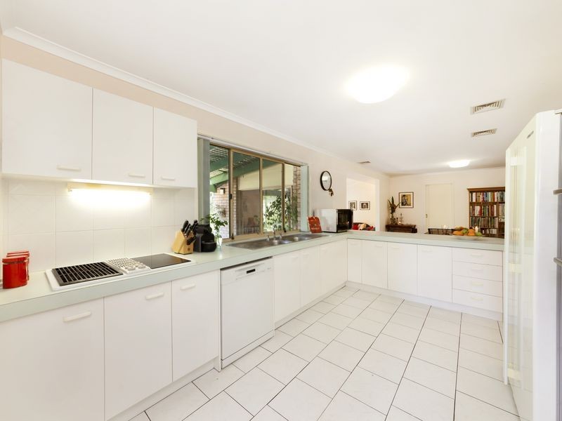 11 Camborne Place, Chapel Hill QLD 4069