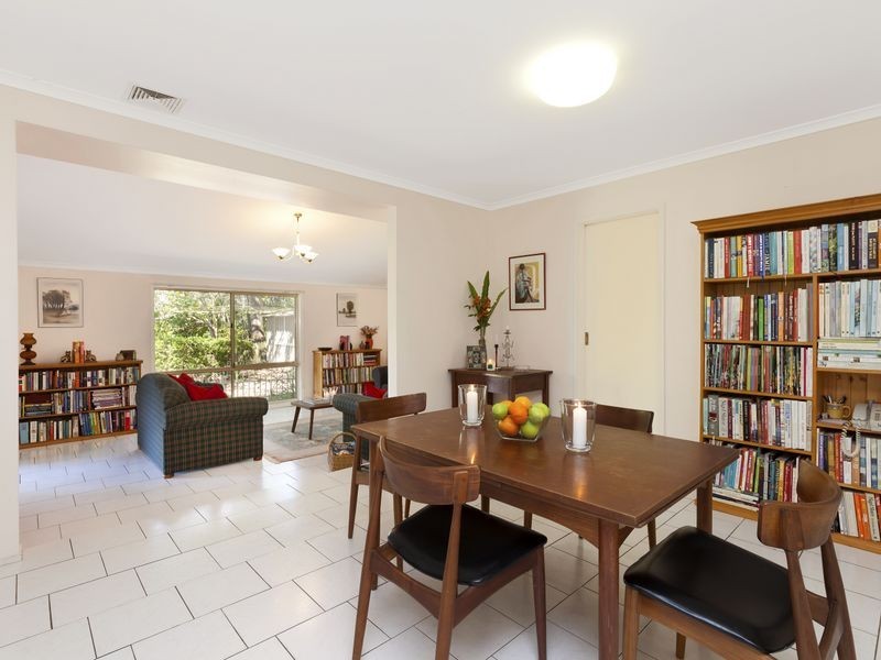 11 Camborne Place, Chapel Hill QLD 4069