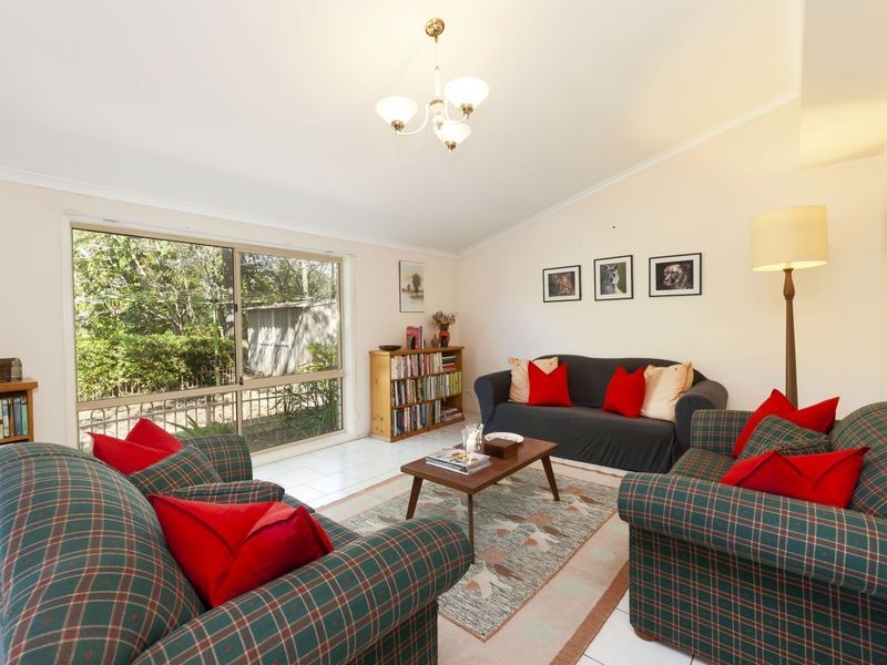 11 Camborne Place, Chapel Hill QLD 4069