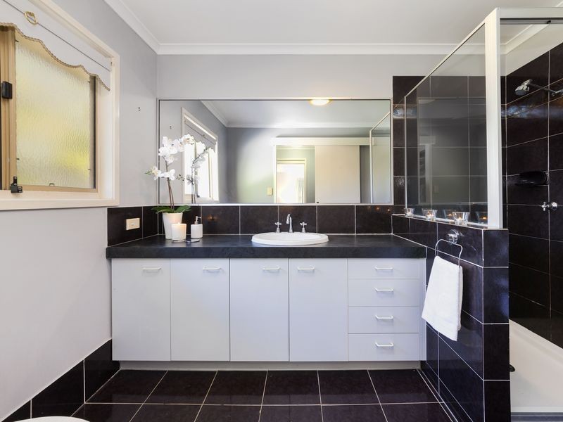 11 Camborne Place, Chapel Hill QLD 4069