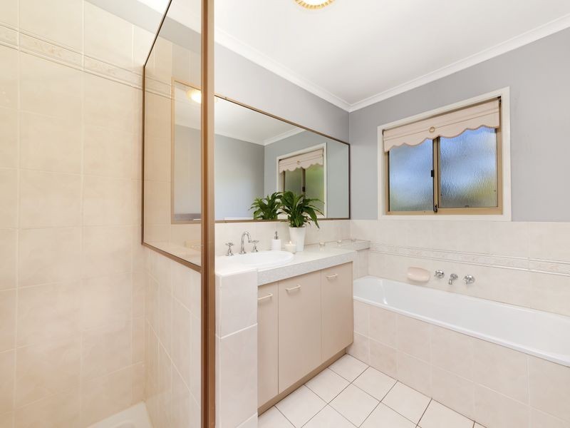 11 Camborne Place, Chapel Hill QLD 4069