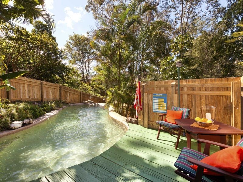 11 Camborne Place, Chapel Hill QLD 4069