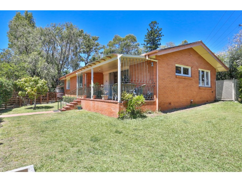 1 Currong Street, Kenmore QLD 4069
