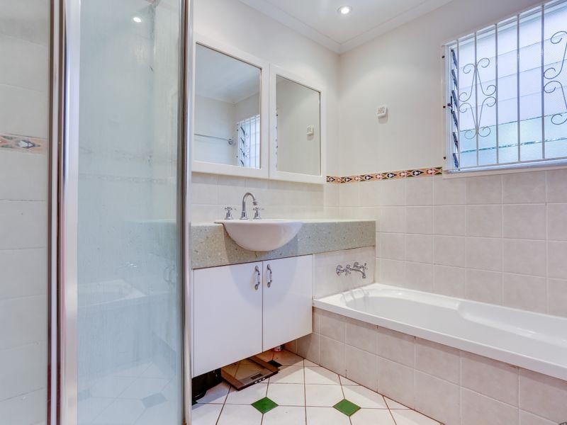 1 Currong Street, Kenmore QLD 4069