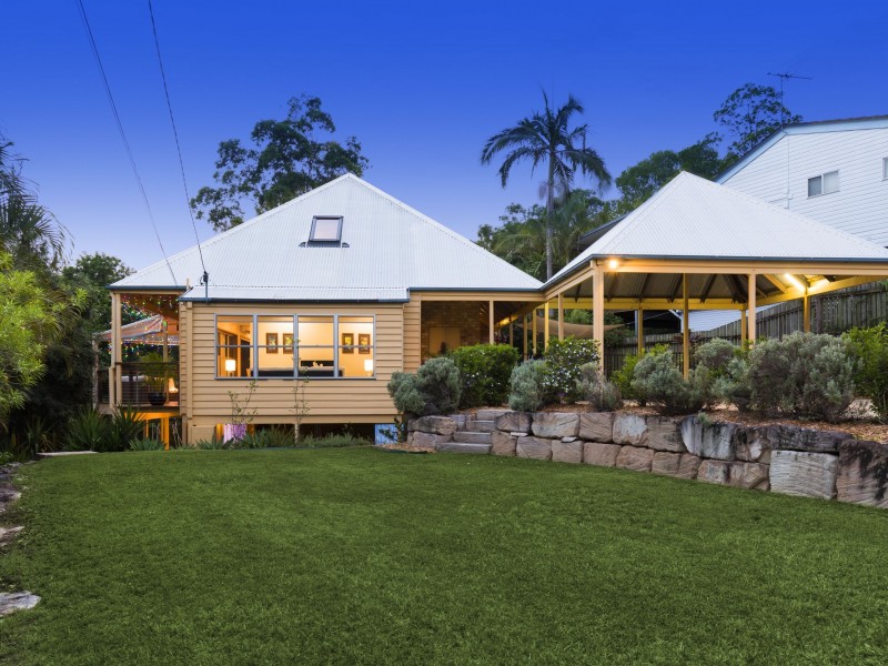 10 Alenola Street, Chapel Hill QLD 4069