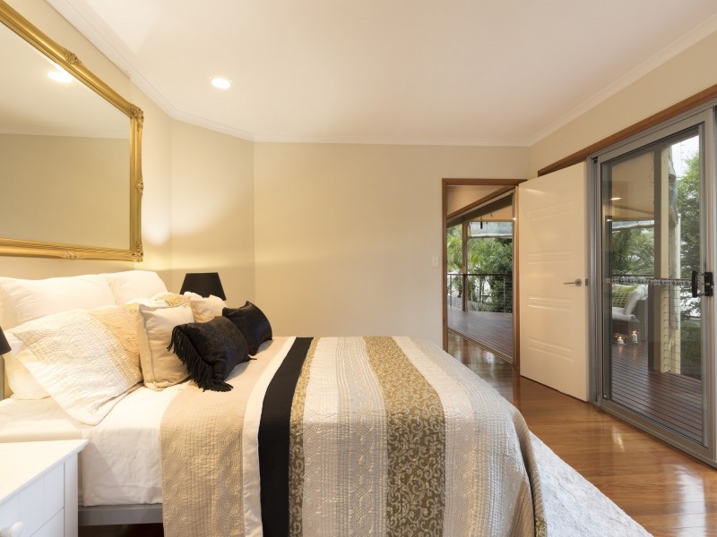 10 Alenola Street, Chapel Hill QLD 4069