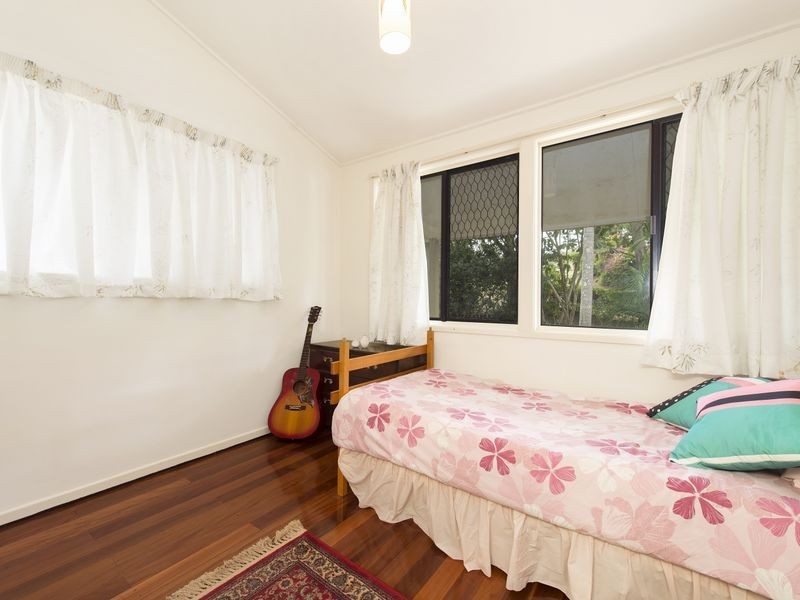 32 Pentlay Street, Kenmore QLD 4069