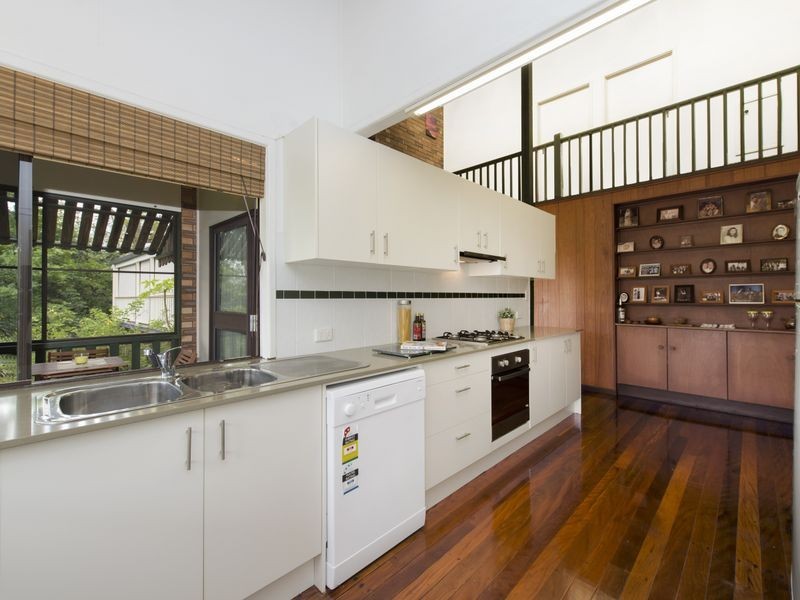 32 Pentlay Street, Kenmore QLD 4069