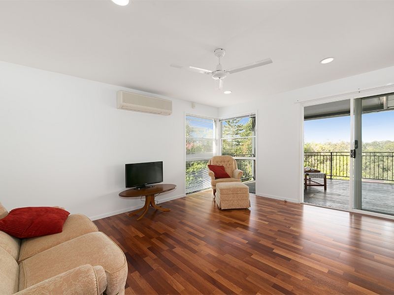 27 Hakea Crescent, Chapel Hill QLD 4069