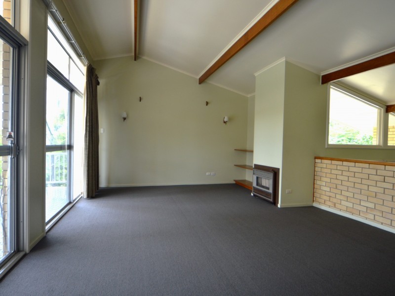 8 Gladesville Street, Kenmore QLD 4069