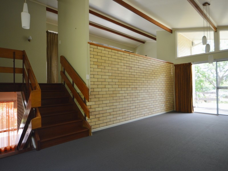 8 Gladesville Street, Kenmore QLD 4069