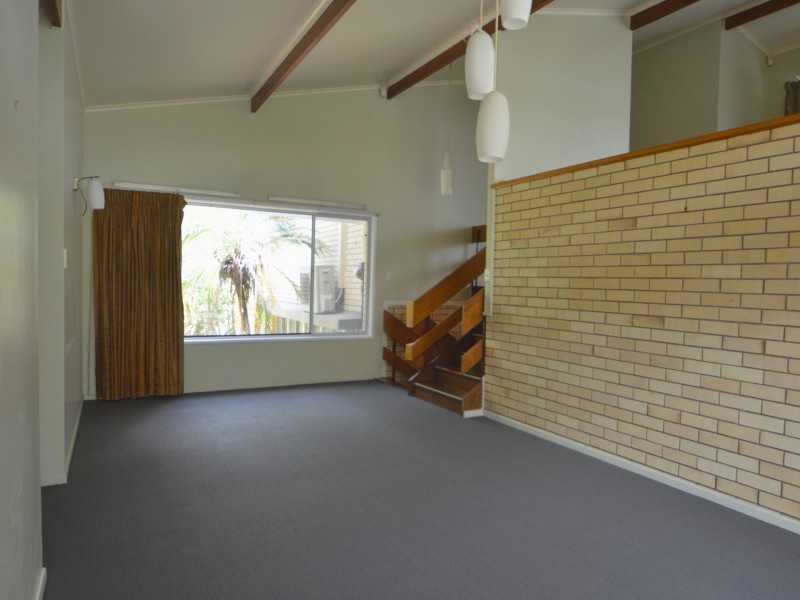 8 Gladesville Street, Kenmore QLD 4069