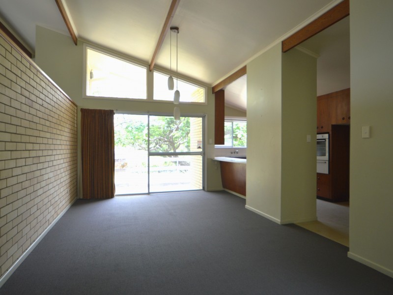 8 Gladesville Street, Kenmore QLD 4069