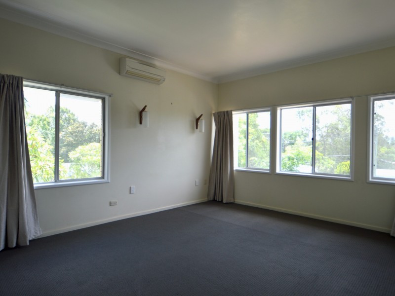 8 Gladesville Street, Kenmore QLD 4069