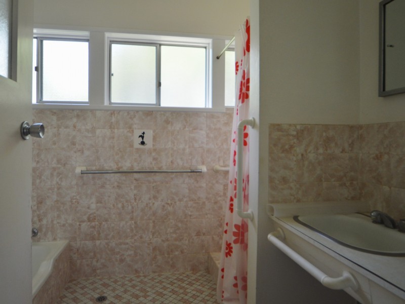 8 Gladesville Street, Kenmore QLD 4069